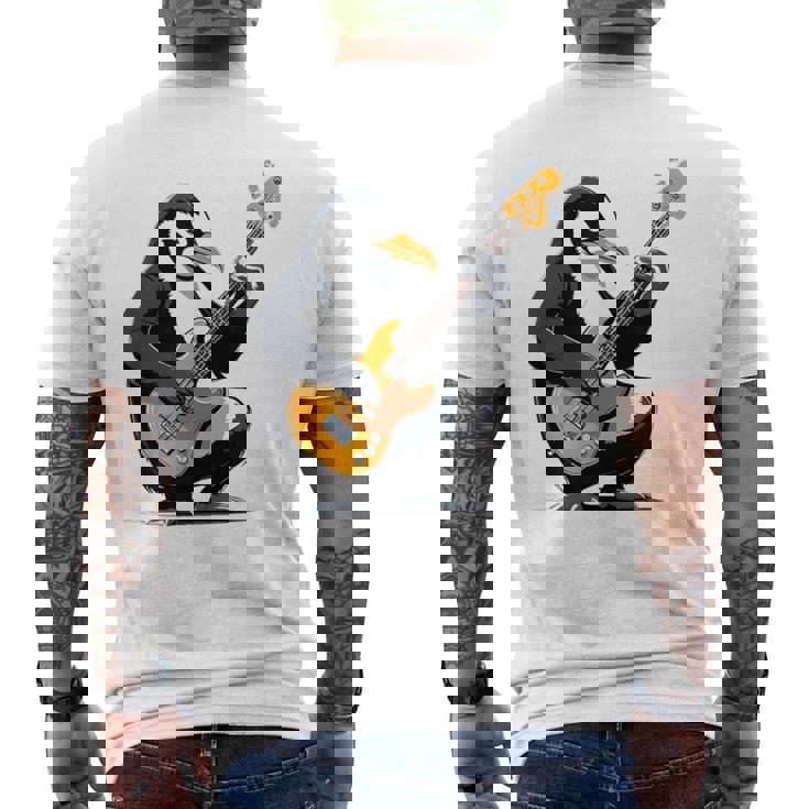 ベースギターを弾くペンギン ペンギン メンズTシャツ バックプリント