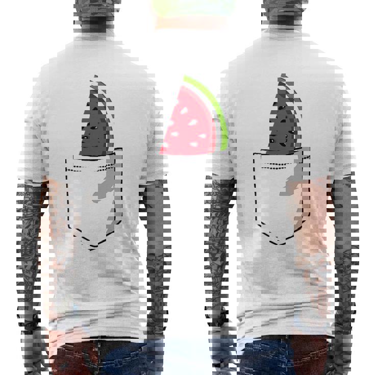 ポケットに入ったスイカのポケットプリントの面白いスイカ。 メンズTシャツ バックプリント