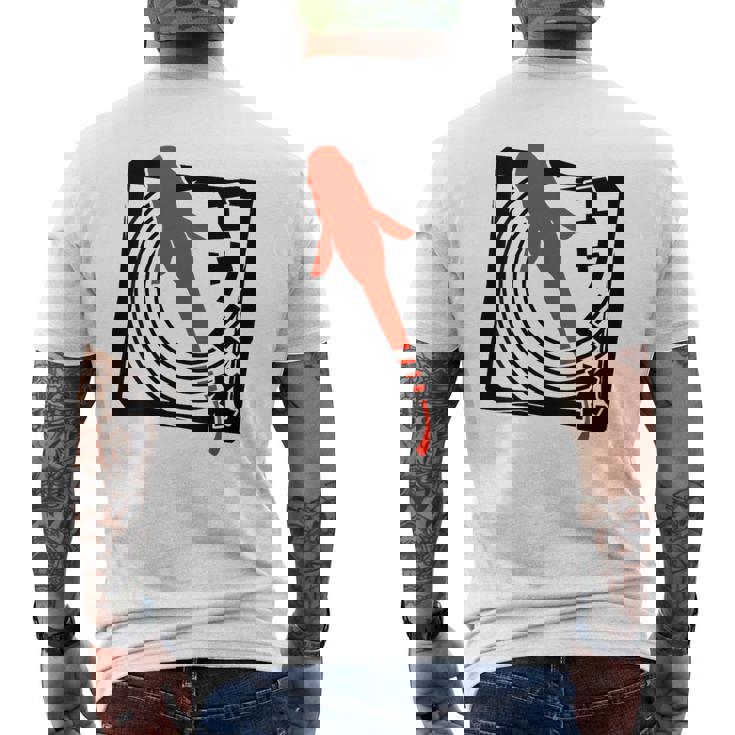 メダカ：ハンコスタンプデザインで描かれたメダカはエサを欲す。 メンズTシャツ バックプリント