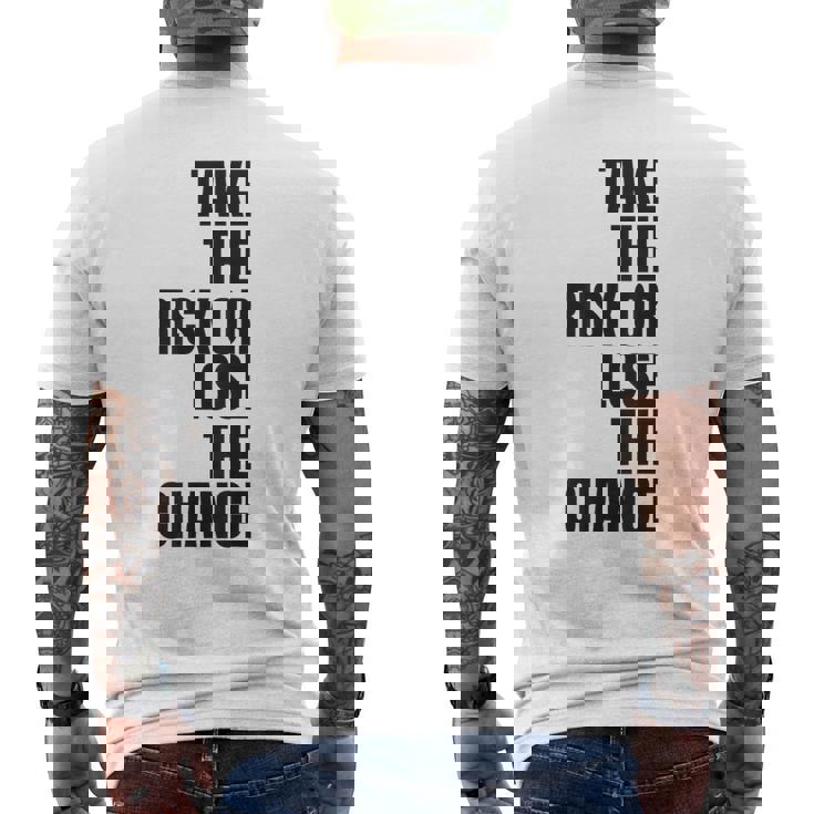 リスクを取るか、チャンスを失うか大胆なモチベーションウェア。 メンズTシャツ バックプリント