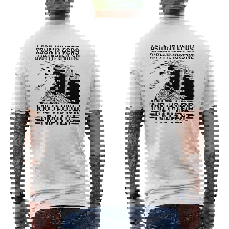 レコード屋に閉じ込められたビニールレコードを救出する メンズTシャツ バックプリント