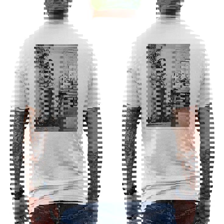 レッド・ツェッペリンのギタリスト、ジミー・ペイジ 1970 メンズTシャツ バックプリント