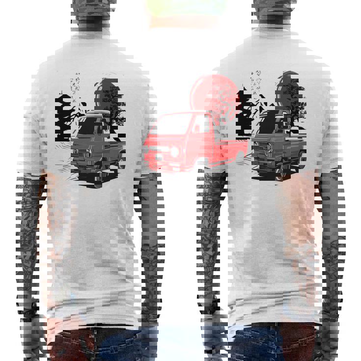 レトロな赤いミニトラックと日本の夕日。 長袖tシャツ メンズTシャツ バックプリント