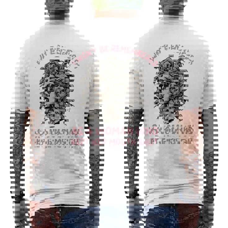 口を閉じた女として 記憶されない メンズTシャツ バックプリント