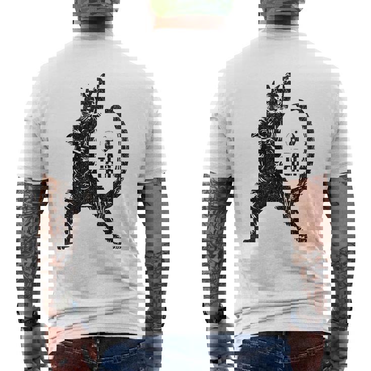 太極拳の練習をしている陽気な猫 陰陽 メンズTシャツ バックプリント