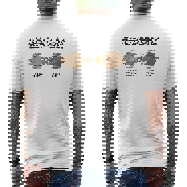 左ヒラメに右カレイ Hirame Karei 魚好き 願掛け 釣り好き 海釣り 趣味 おもしろ ネタ 趣味釣り 船 釣り メンズTシャツ バックプリント