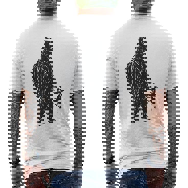 斧と盾を持った熊 中世の熊 バイキング メンズTシャツ バックプリント