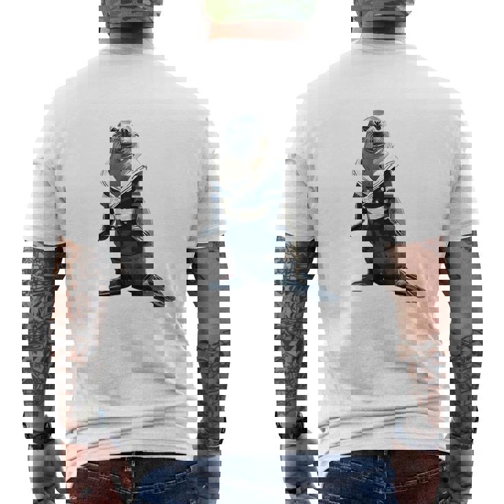 楽しいセーラー服のユーモラスなアザラシ メンズTシャツ バックプリント