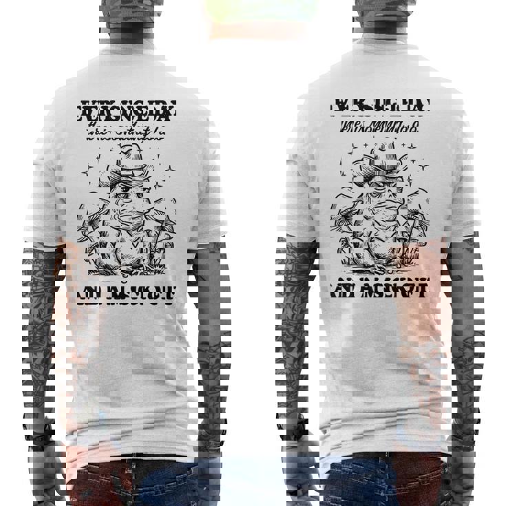 毎日、何かをすべきことがある、ウエスタンカウボーイのカエルのミーム メンズTシャツ バックプリント