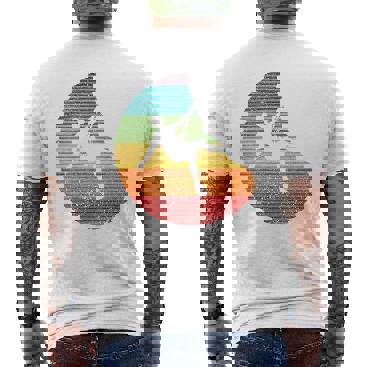 バックプリント 登山、ボルダリング、フリークライミングシルエット メンズTシャツ バックプリント