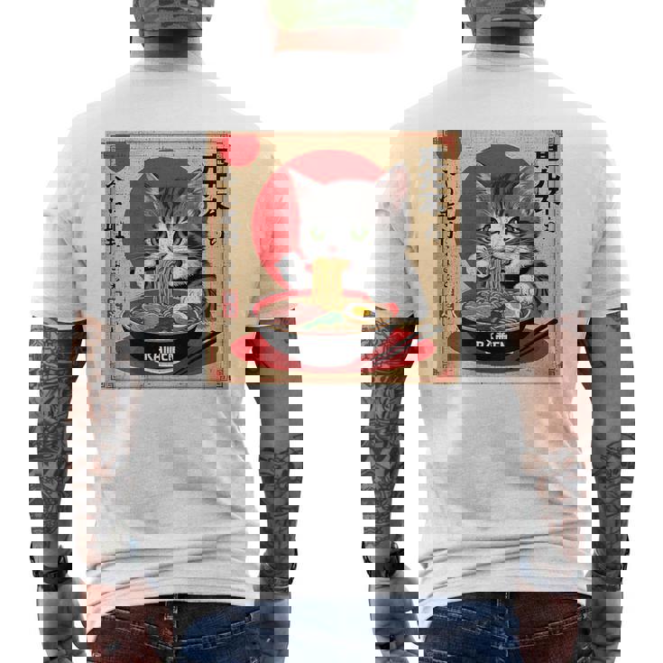 背中にラーメンを食べる緑色の目を持つ日本猫のデザイン。 メンズTシャツ バックプリント