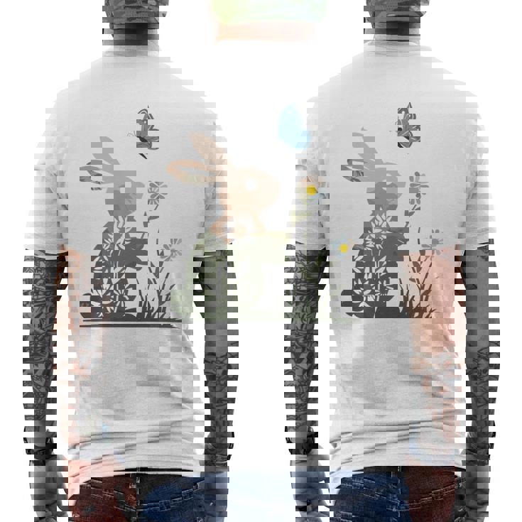 蝶のイースターとデイジーを保持している甘いウサギのウサギ 長袖tシャツ メンズTシャツ バックプリント