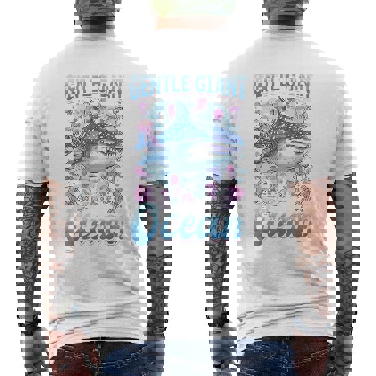 面白いジンベイザメ 動物 優しい海の巨人 メンズTシャツ バックプリント