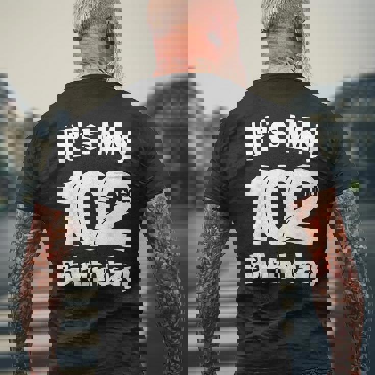 102歳の誕生日。It's My 102歳の誕生日 102歳の誕生日 メンズTシャツ バックプリント 高齢者への贈り物