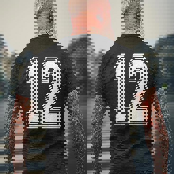 12番の前面と背面にホワイトのプリント。 メンズTシャツ バックプリント 高齢者への贈り物