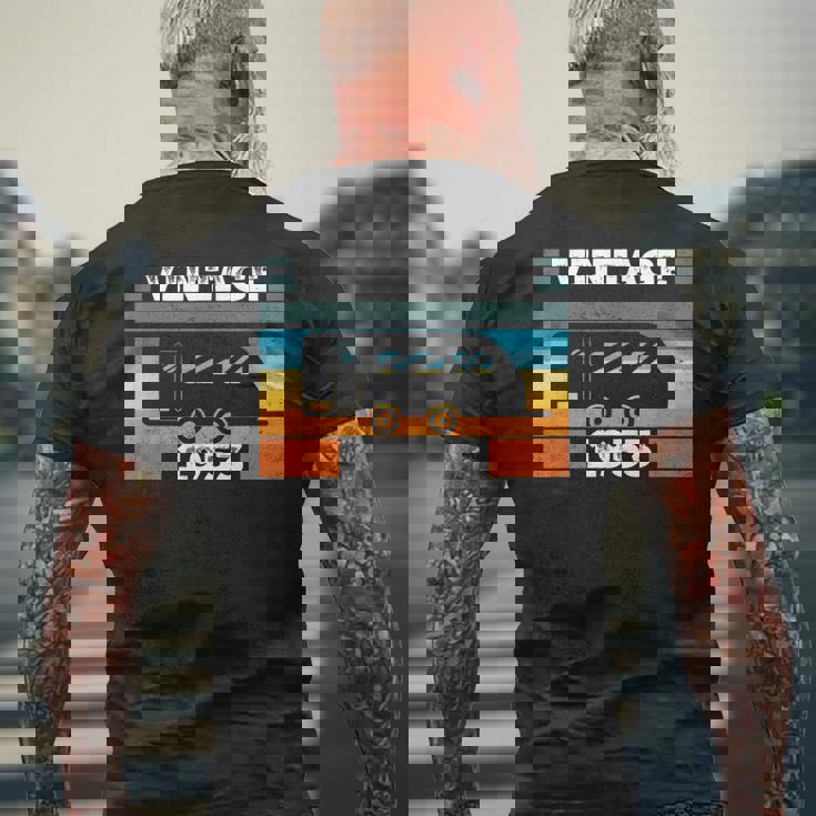 1953 年生まれのキャンピングカー バースデーキャラバン メンズTシャツ バックプリント 高齢者への贈り物