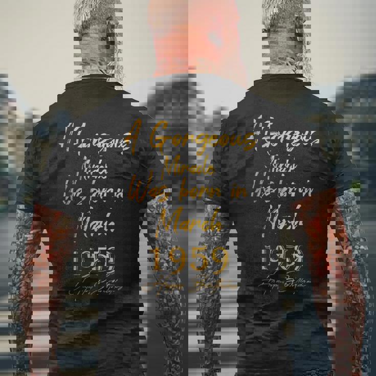 1959年3月に誕生したゴージャスな奇跡 ハッピーバースデー メンズTシャツ バックプリント 高齢者への贈り物