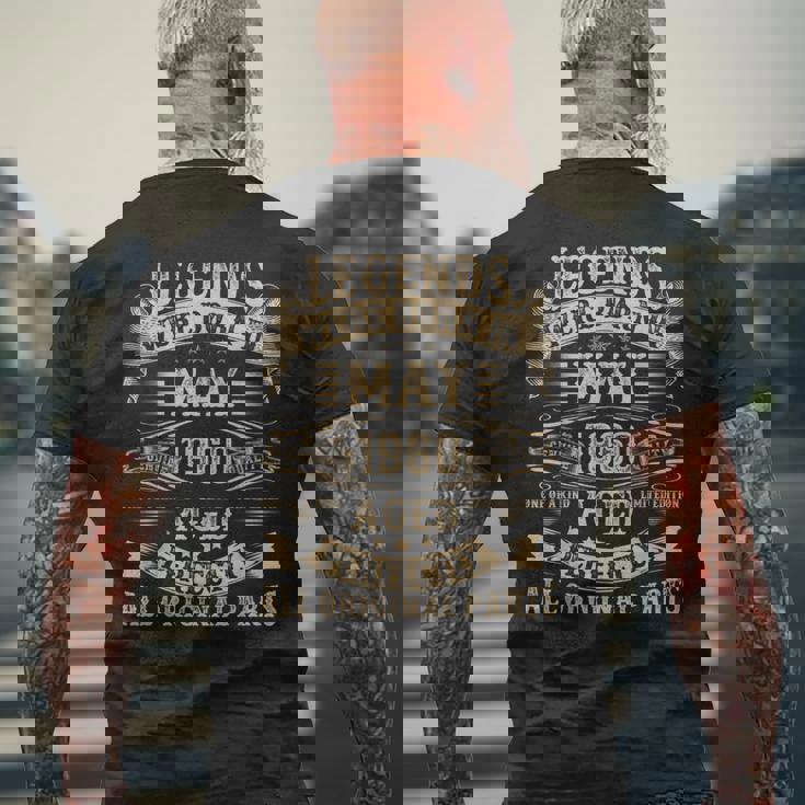 1960年5月 65歳 誕生日プレゼント 男性用 65歳の誕生日 メンズTシャツ バックプリント 高齢者への贈り物