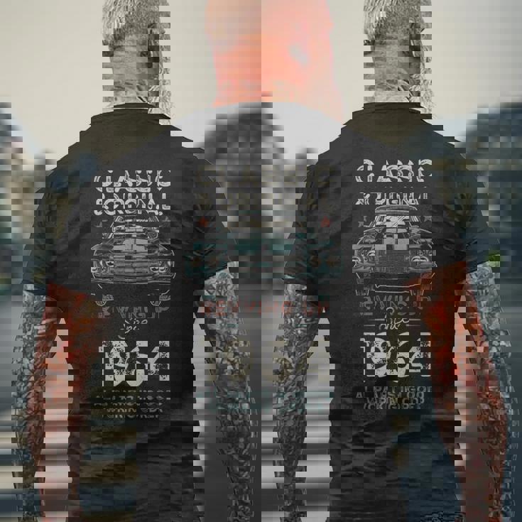 1964年生まれ マッスルカー生誕61周年 メンズTシャツ バックプリント 高齢者への贈り物