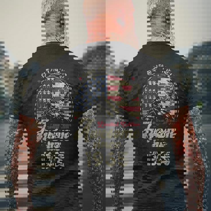 1965 愛国的なイーグル、60歳の誕生日、アメリカ国旗 愛国的 メンズTシャツ バックプリント 高齢者への贈り物