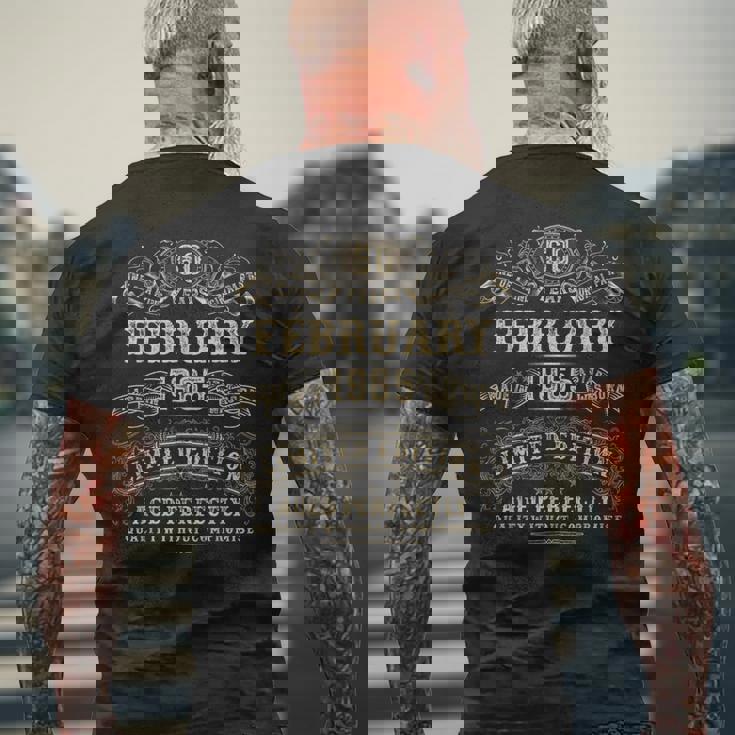 1965年2月 60歳 誕生日プレゼント 男性用 60歳 誕生日 メンズTシャツ バックプリント 高齢者への贈り物