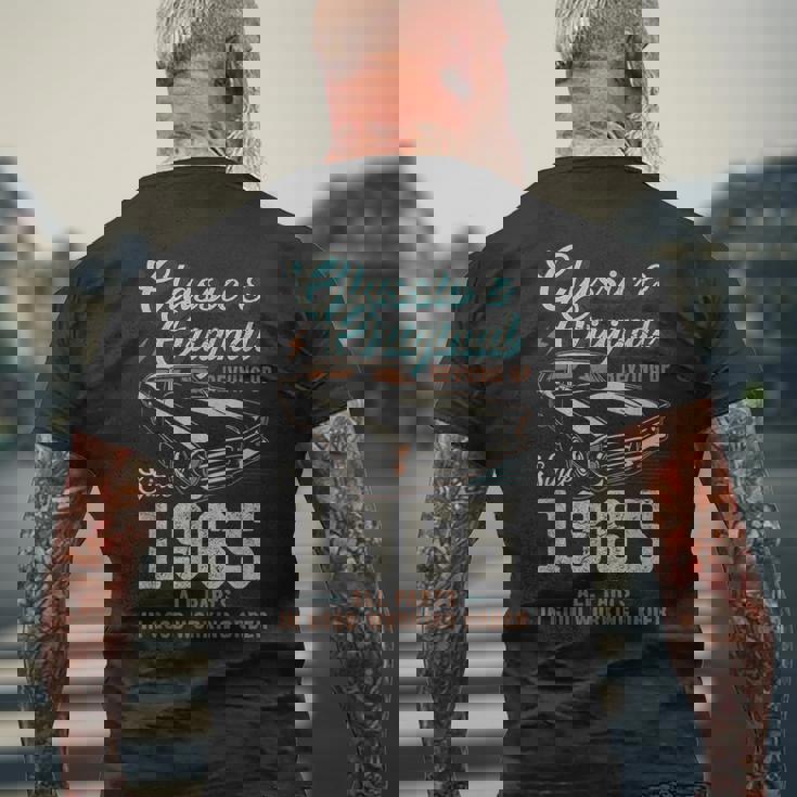 1965年生まれ ヴィンテージカー 60歳の誕生日 メンズTシャツ バックプリント 高齢者への贈り物