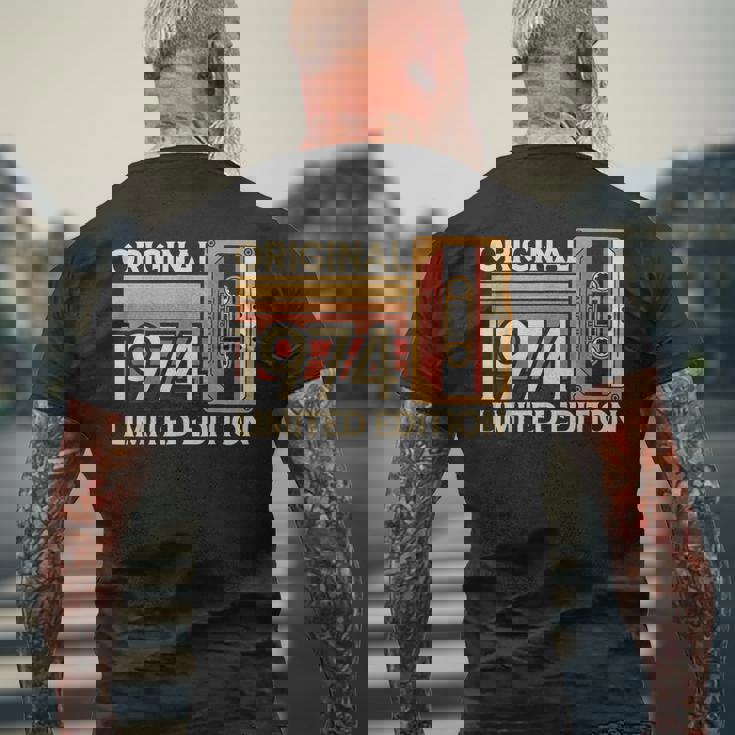 1974 誕生日 カセットテープ ヴィンテージ レトロ 1974 メンズTシャツ バックプリント 高齢者への贈り物