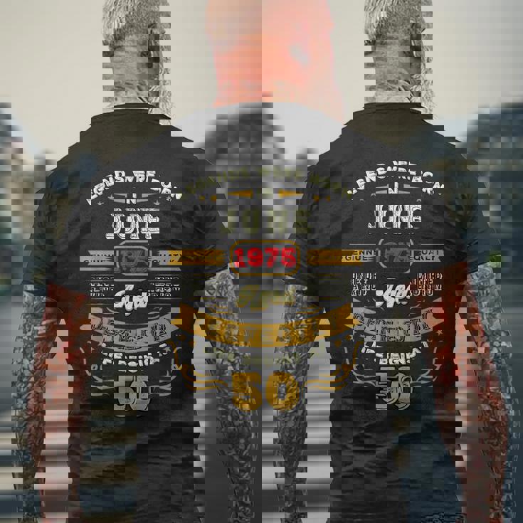 1975年6月生まれ、50歳のヴィンテージ・バースデー・レジェンドたち メンズTシャツ バックプリント 高齢者への贈り物