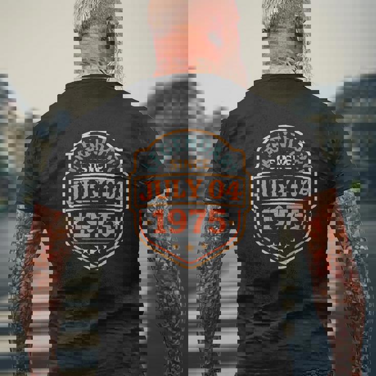 1975年7月4日以来、伝説的。素晴らしい誕生日パーティーレトロ。 メンズTシャツ バックプリント 高齢者への贈り物
