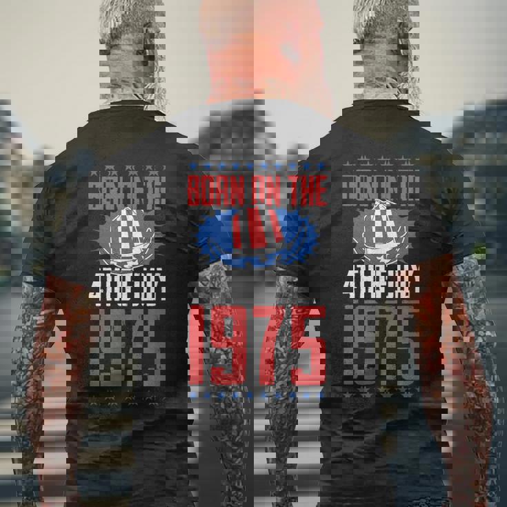 1975年7月4日誕生年アメリカ誕生日パーティーに生まれる メンズTシャツ バックプリント 高齢者への贈り物