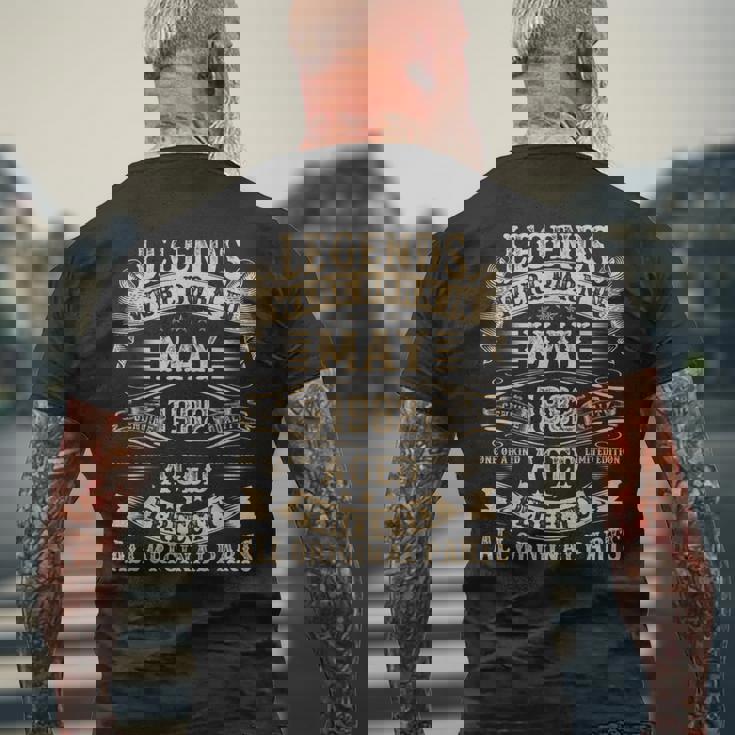 1982年5月 43歳 誕生日プレゼント 男性用 43歳の誕生日 メンズTシャツ バックプリント 高齢者への贈り物