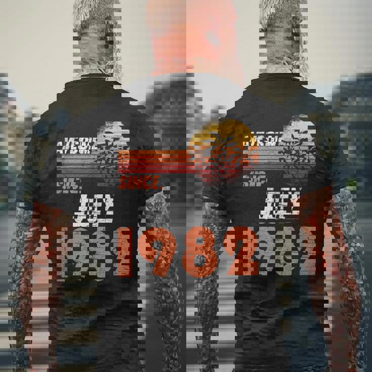 1982年7月から素晴らしい。男女の誕生日。 メンズTシャツ バックプリント 高齢者への贈り物