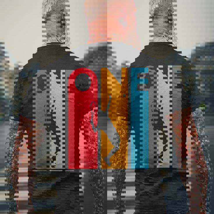 1歳の誕生日ギフト ヴィンテージ テニス 誕生日 1歳 メンズTシャツ バックプリント 高齢者への贈り物