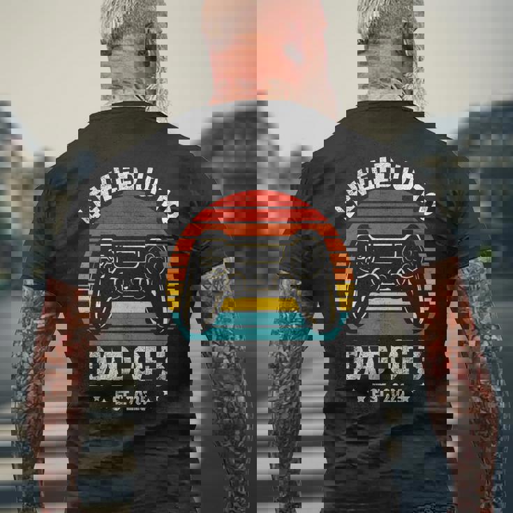 3人のお父さんにレベルアップ 再び3人のパパ 2025 父の日 メンズTシャツ バックプリント 高齢者への贈り物