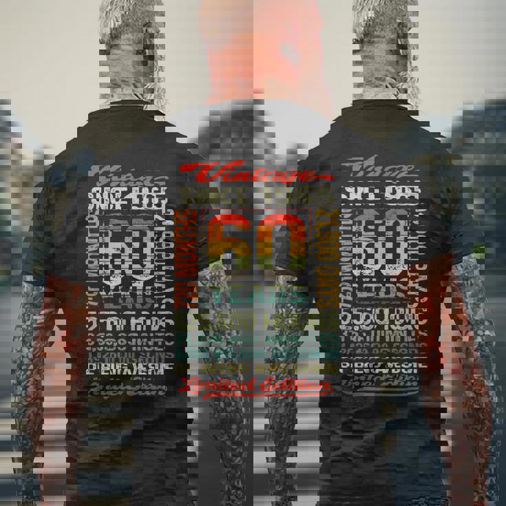 60歳 720ヶ月 すごい生まれ 1965年 60歳の誕生日 メンズTシャツ バックプリント 高齢者への贈り物