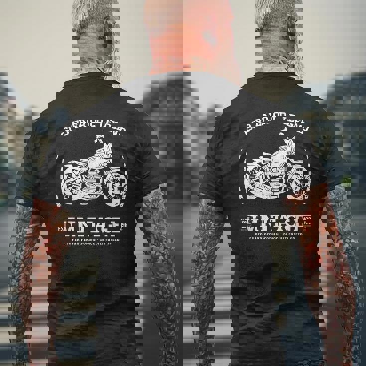 60歳のバイカー。1964年生まれ 60歳の誕生日 バイク バイク メンズTシャツ バックプリント 高齢者への贈り物