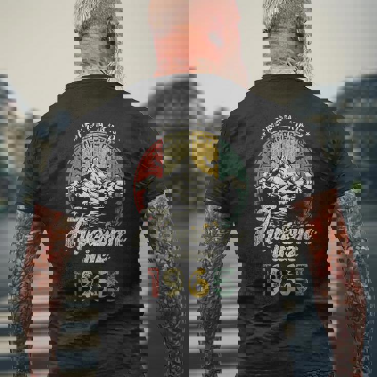 60歳の誕生日 1965年創業のレトロな山々 メンズTシャツ バックプリント 高齢者への贈り物