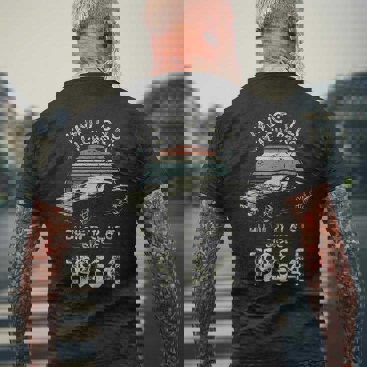 61歳の誕生日 1964年クラシックカー メンズTシャツ バックプリント 高齢者への贈り物