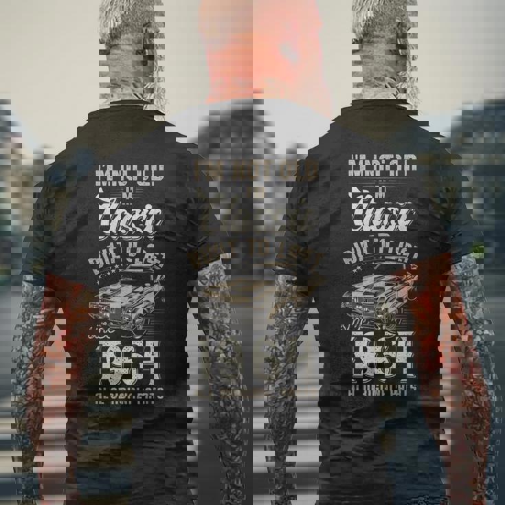 61歳の誕生日 1964年生まれのクラシックカー メンズTシャツ バックプリント 高齢者への贈り物