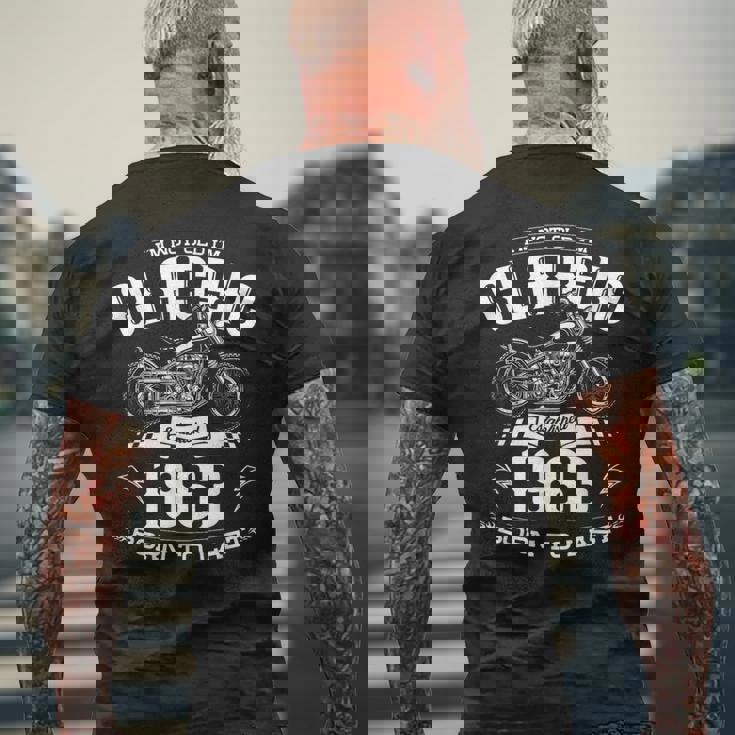 61歳の誕生日 男性 オートバイ バイカー 1963 メンズTシャツ バックプリント 高齢者への贈り物