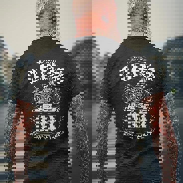 66 歳の誕生日男性オートバイ バイクに乗る人 1958 メンズTシャツ バックプリント 高齢者への贈り物