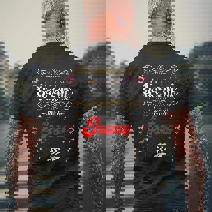 6月22日の誕生日に生まれた素晴らしい花と蝶。 メンズTシャツ バックプリント 高齢者への贈り物