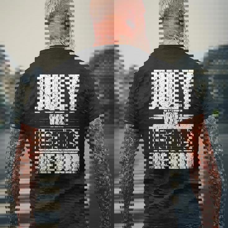 7月 伝説が生まれるとき 誕生月デザイン メンズTシャツ バックプリント 高齢者への贈り物