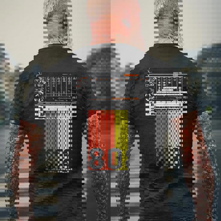 808 ドラム マシン 音楽 ビーツ メンズTシャツ バックプリント 高齢者への贈り物