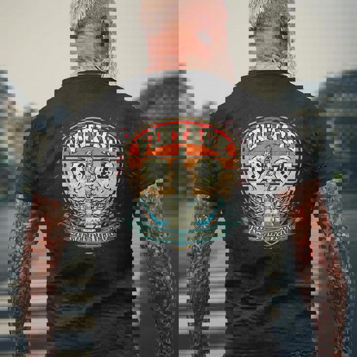 81 歳のギフト ヴィンテージ 1944 年生まれ レトロ 81 歳の誕生日 メンズTシャツ バックプリント 高齢者への贈り物