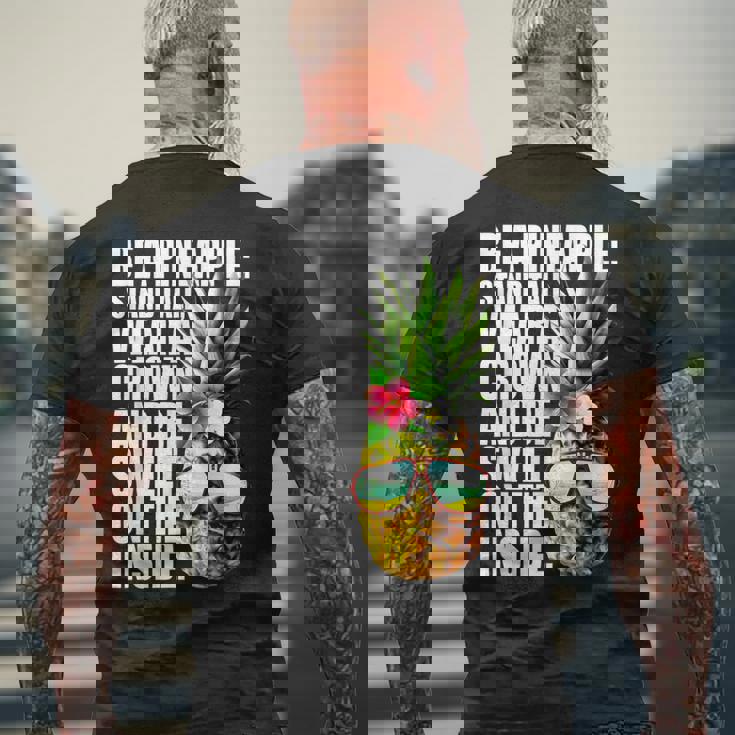 Be A Pineapple Wear A Crownweet Inside アロハ・ハワイパイナップル メンズTシャツ バックプリント 高齢者への贈り物