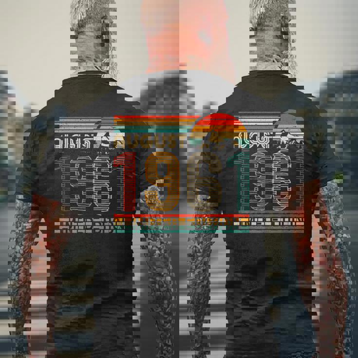 August 1961 Limited Edition Classic 1961Intage Birthday メンズTシャツ バックプリント 高齢者への贈り物