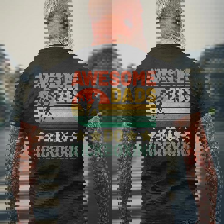 Awesome Dads Do キックボクシング キックボックス キックボクサー メンズTシャツ バックプリント 高齢者への贈り物