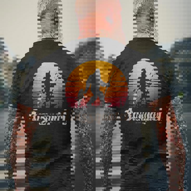 Basssquatch ビッグフット 釣り バス フォレスト シルエット メンズTシャツ バックプリント 高齢者への贈り物