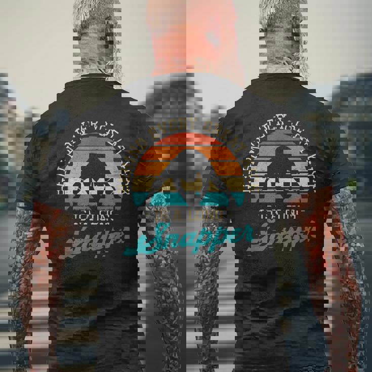 Behind Every Great Kick Is A Longnapper 面白いディープスナッパー メンズTシャツ バックプリント 高齢者への贈り物